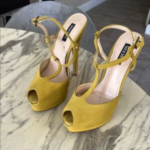 Shoe Dazzle Yellow Platform Heels with Ankle Strap